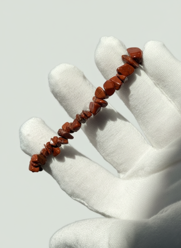 bransoletka_jaspis_czerwony_sieczka_hand_1764597309981.png
